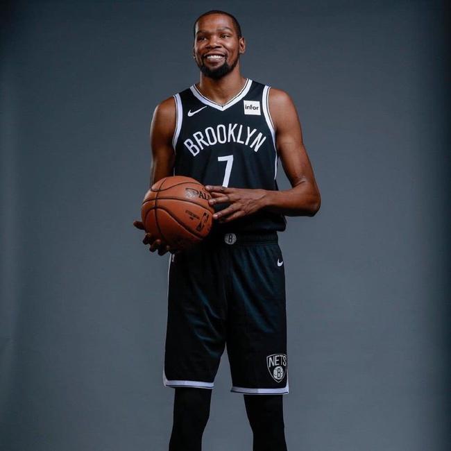 结束70年冠军荒！纽卡官方：3月29日将举行联赛杯夺冠游行.