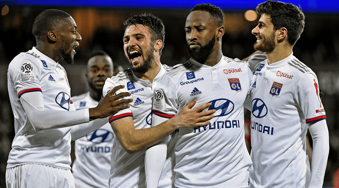 形成四个垂 形成四个垂