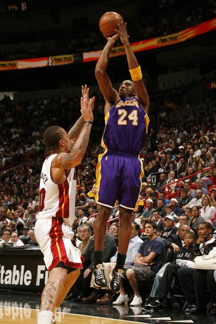 主持人笑着 主持人笑着